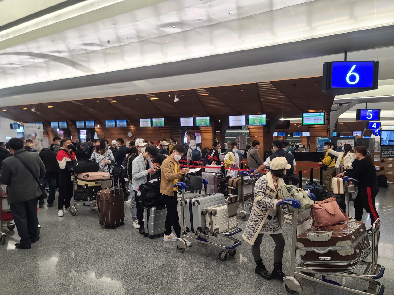 Hành khách xếp hàng làm thủ tục chuyến bay QH511 tại sân bay quốc tế Đào Viên, Đài Loan, Trung Quốc